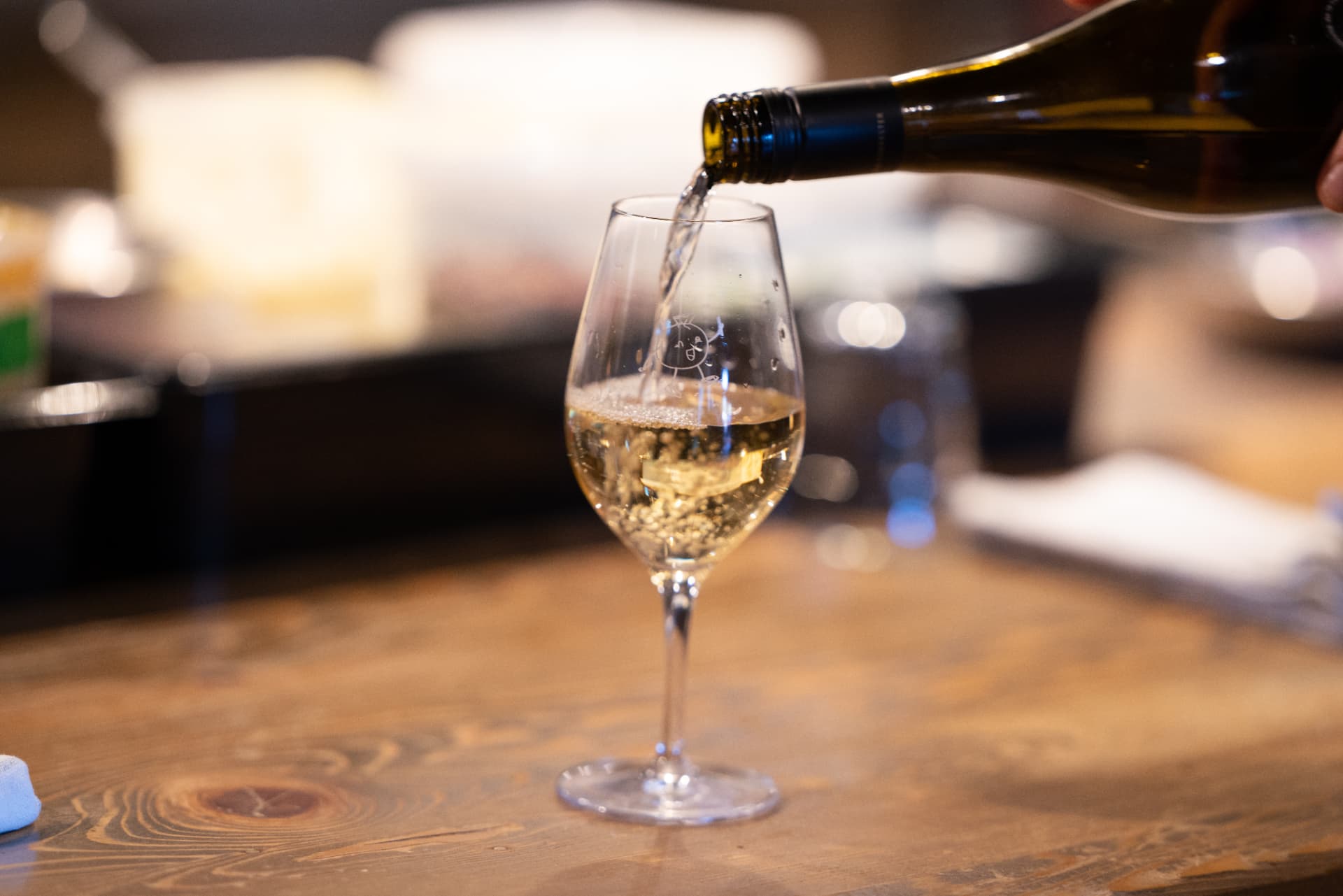 Un verre de vin blanc qu'on remplit au bar du BRUT.