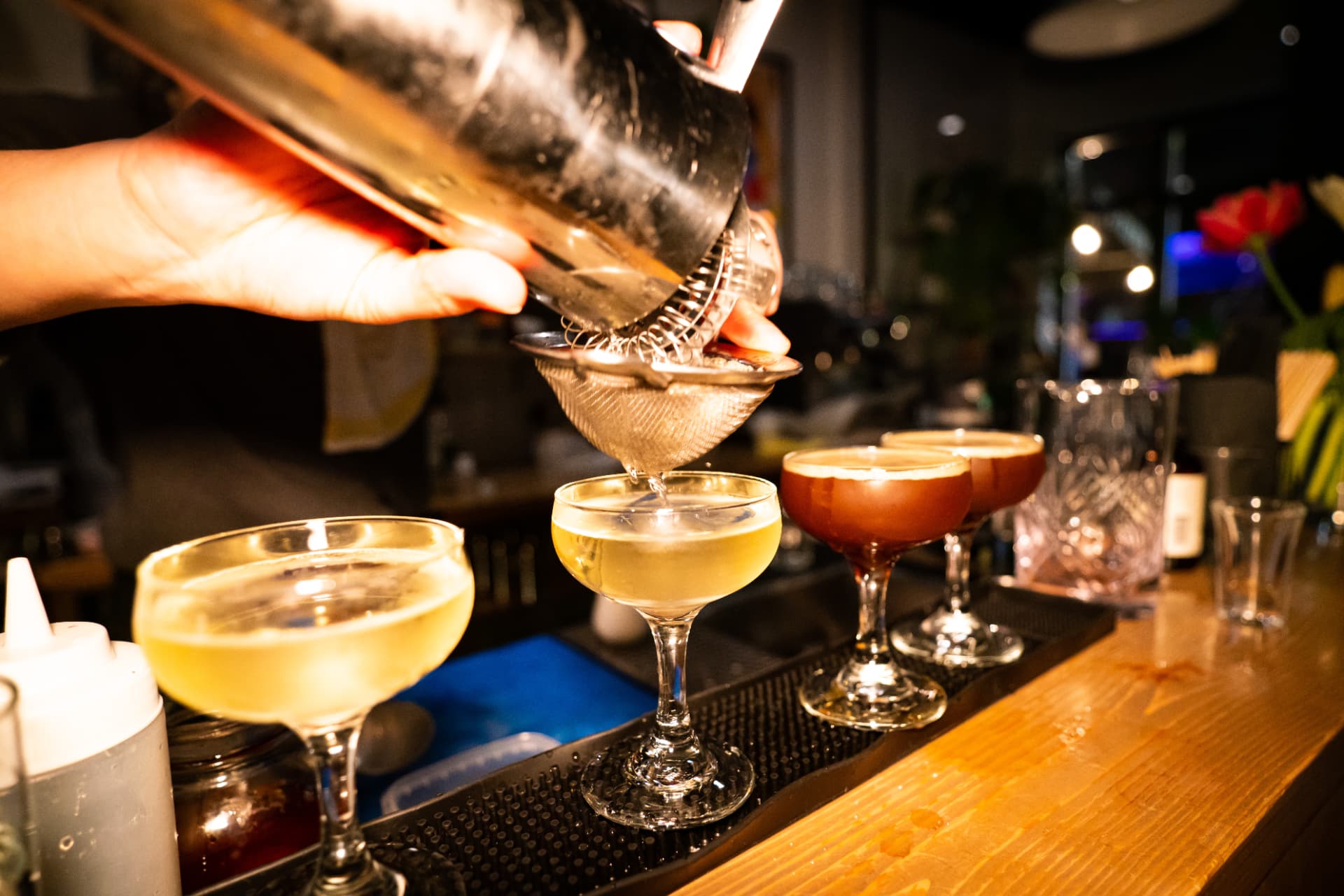 Cocktails versés au shaker sur le comptoir du bar