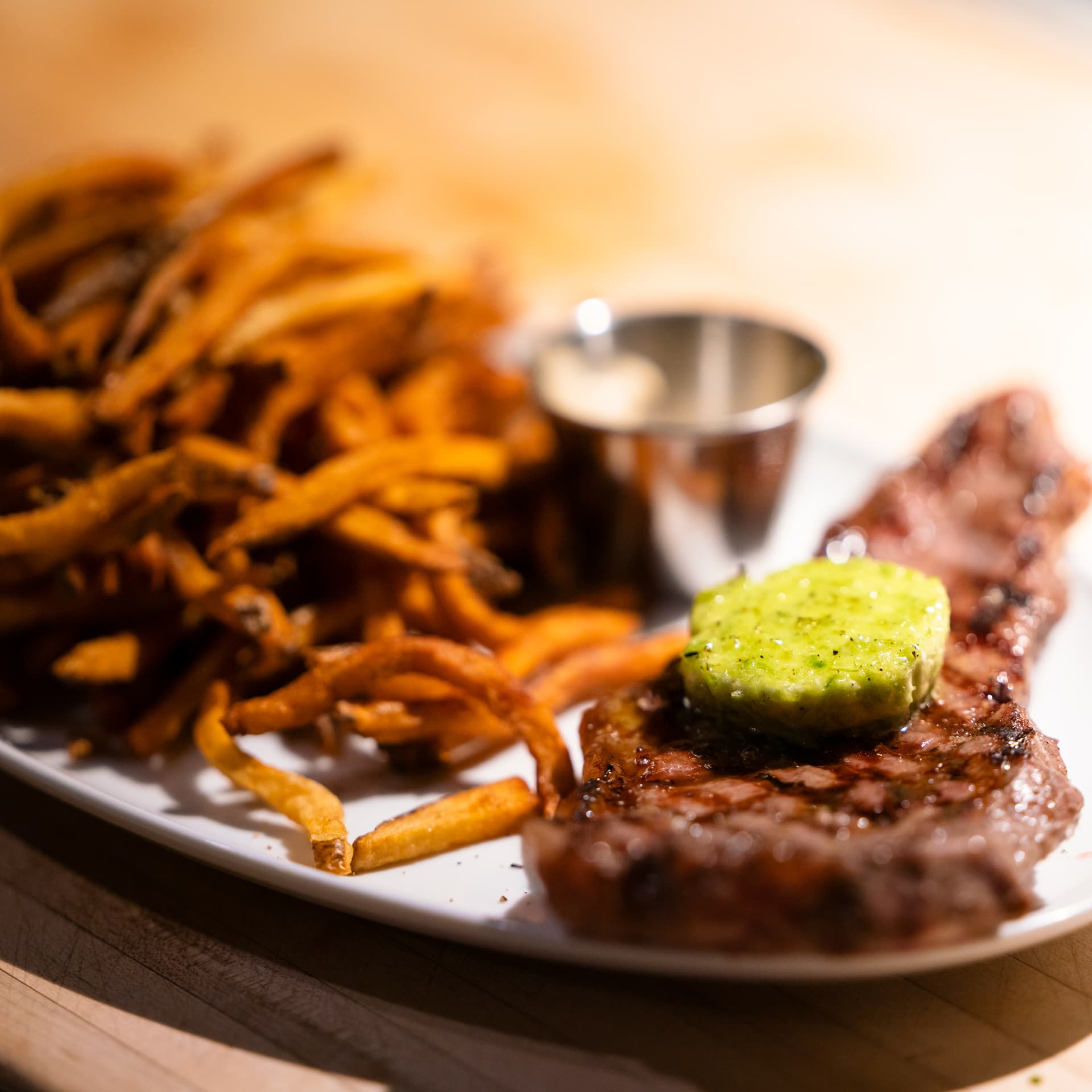 Bavette, beurre aux herbes et frites de patate douce